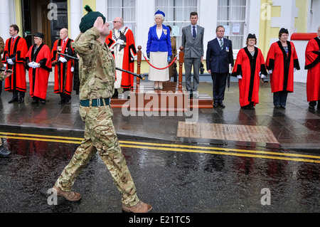 Soldat auf Parade salutiert Ratsherren von Carrickfergus Stockfoto