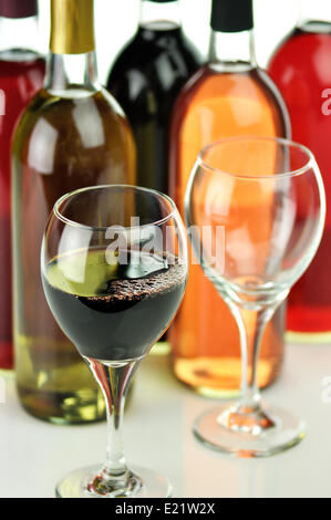 Sortiment von Wein in Flaschen und Gläser Stockfoto