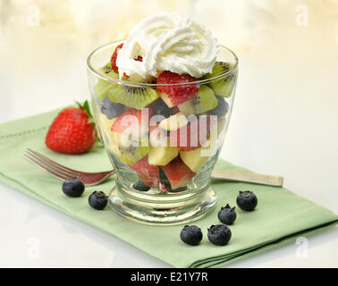 frischer Obstsalat im Glas Stockfoto