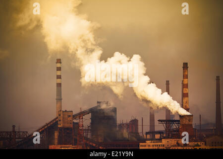 Rauchen Pflanze mit weißen smog Stockfoto