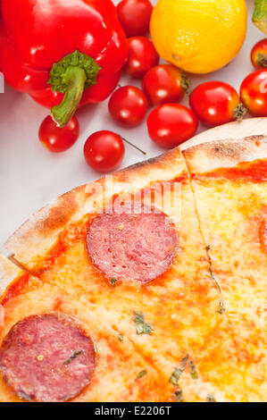 Italienisches original dünne Kruste Peperoni-pizza Stockfoto