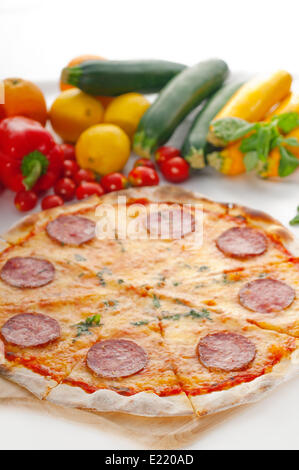 Italienisches original dünne Kruste Peperoni-pizza Stockfoto