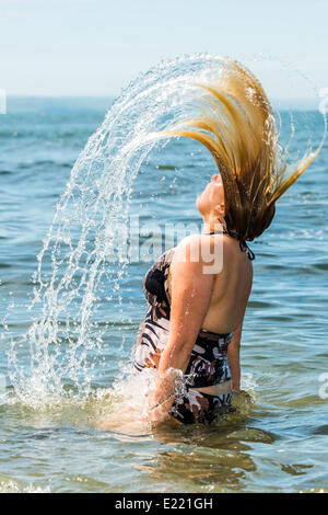 Aberystwyth Wales UK Freitag, 13. Juni 2014 Aberystwyth Wales UK mit Temperaturen voraussichtlich bis Mitte 20 Celsius eine junge Frau, Ebenholz Fennell, 22, findet Relief aus dem heißen Wetter im Meer in Aberystwyth an der Westküste von Wales klettern. Bildnachweis: Keith Morris/Alamy Live-Nachrichten Stockfoto