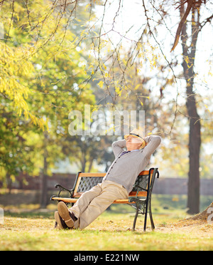 Entspannte Rentner sitzen auf einer Bank im park Stockfoto