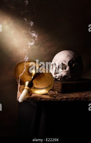 Vanitas mit Schädel & Kerze Stockfoto