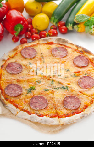 Italienisches original dünne Kruste Peperoni-pizza Stockfoto