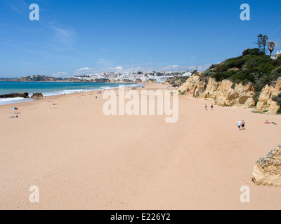 Blick nach Albufeira über Strand Portugal Stockfoto