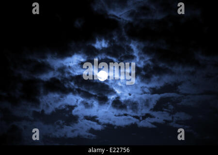 Kreis des Mondes in der Dunkelheit leuchtete Stockfoto