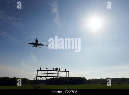 Bueren, Deutschland. 13. Juni 2014. Ein Flugzeug kommt im Flughafen Paderborn/Lippstadt in Bueren, Deutschland, 13. Juni 2014 landen. Der höhere Administrative Court Münster entscheidet über eine Klage gegen die Verlängerung der Start-und Landebahnen des regionalen Flughafens am 13. Juni. Foto: Bernd Thissen/Dpa/Alamy Live News Stockfoto