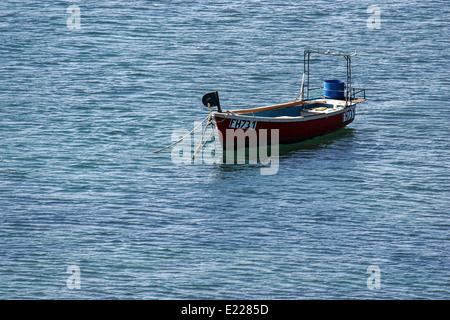 Eine Falmouth registriert Küstenfischerei Boot an einer Boje in den seichten Gewässern der Mullion Cove, West Cornwall verankert. Stockfoto