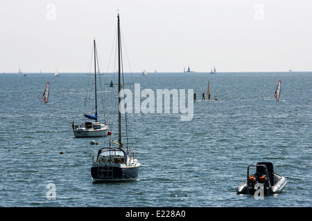 Viele marine Aktivität in Falmouth Harbour, gesehen, Blick nach Süden vom Feock, Cornwall. Stockfoto