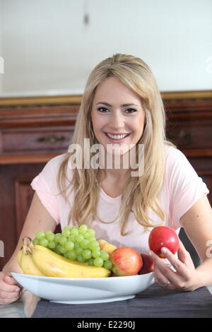 Schöne Frau, die eine gesunde Ernährung genießen Stockfoto