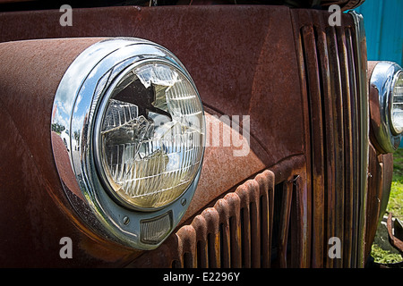 Defekte Scheinwerfer auf verrosteten alten Studebaker Stockfoto