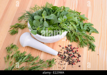 Mörtel mit Kräutern Stockfoto