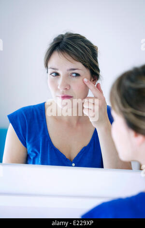 Frau mit Spiegel Stockfoto