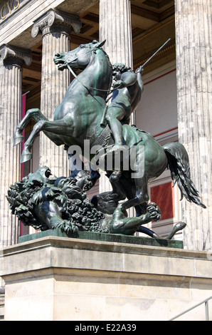 Berlin, Altes Museum, Skulptur flankierende Treppe Stockfoto