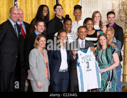 US-Präsident Barack Obama hält eine Trikot, als er für ein Gruppenfoto mit der WNBA Champion Minnesota Lynx im East Room des White House in Washington, DC, das Team zu Ehren und ihren Sieg in der WNBA Finals auf Donnerstag, 12. Juni 2014 darstellt. Bildnachweis: Ron Sachs/Pool über CNP Stockfoto