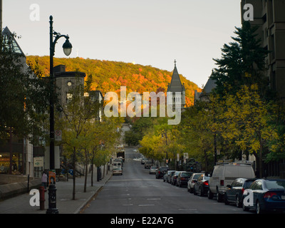 Blick auf Sonnenaufgang am Mont-Royal in Montreal Kanada. Farben des Herbstes lodernde, aus einer der Straßen (wahrscheinlich Peel Street) Stockfoto