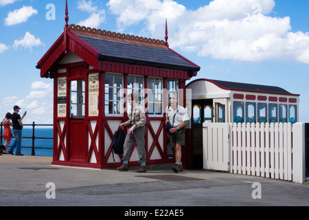 Reisende aus den Strand von Saltburn Klippe heben Bergstation Stockfoto