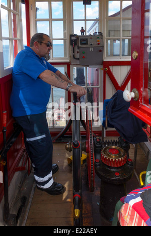 Saltburn Klippe heben Operator an der Bergstation wartet auf ein Signal von der Talstation der Lift zu bedienen Stockfoto