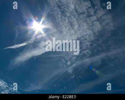 Llanwrda, Carmarthenshire, Wales, Großbritannien. 13.. Juni 2014. Altocumulous und Cirrus Wolken beginnen, den klaren blauen Morgenhimmel unter prallen Sommersonnen kurz vor Mittag in Carmarthenshire zu verdunkeln. Es wird erwartet, dass sich die Hitzewelle bei heißem Wetter in der nächsten Woche hier in Wales, Großbritannien, fortsetzen wird. Kathy DeWitt Stockfoto