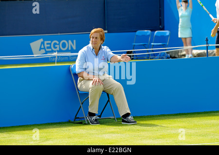 Linienrichter ein Schuss "out" an der Aegon Tennis Championships, Queens Club, London, June10th 2014 zu erklären. Stockfoto