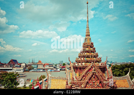 Tempel der Morgenröte, Wat Arun am Chao Phraya River und dramatischer Himmel in Bangkok, Thailand Stockfoto