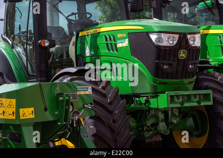 John Deere Traktoren, John, Deere, Traktor, Traktoren, im Freien, Model, zwei, Heavy, Display, Landwirtschaft, grün, Kopie, Maschinen, Ro Stockfoto