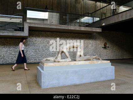 Duisburg, Deutschland. 13. Juni 2014. Ein Mitarbeiter geht durch die Skulptur "The fallen" (lit./1915/16) von Wilhelm Lehmbruck in der reparierten Flügel des Lehmbruck Museums in Duisburg, Deutschland, 13. Juni 2014. Der neue Flügel zeigt die Rekonstruktion der Ausstellung mit Werken von dem Bildhauer Wilhelm Lehmbruck, wie sie bei der Eröffnung des Museums im Jahre 1964 präsentiert wurden. © Dpa picture-Alliance/Alamy Live News Stockfoto