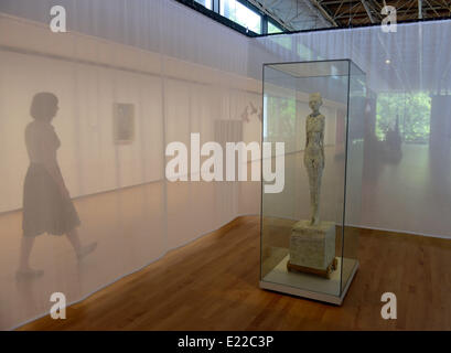 Duisburg, Deutschland. 13. Juni, geht 2014.An Mitarbeiter durch die Figur "The Frauen auf The Wagon" (lit.) von Alberto Giacometti in der Dauerausstellung des Lehmbruck Museums in Duisburg, Deutschland, 13. Juni 2014. Der neue Flügel zeigt die Rekonstruktion der Ausstellung mit Werken von dem Bildhauer Wilhelm Lehmbruck, wie sie bei der Eröffnung des Museums im Jahre 1964 präsentiert wurden. © Dpa picture-Alliance/Alamy Live News Stockfoto