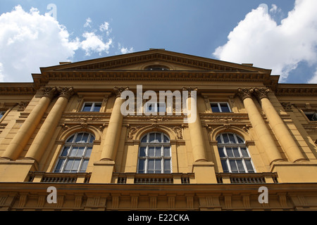 Detail aus der Fassade des kroatischen Nationaltheaters (HNK Zagreb) in Zagreb, Kroatien. Stockfoto