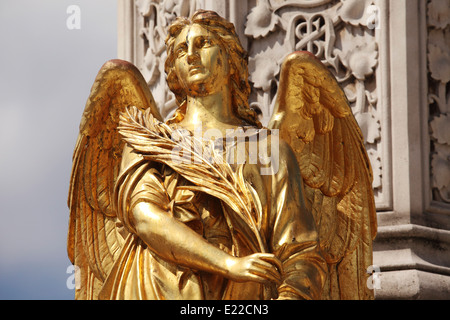 Goldener Engel auf Str. Marys Spalte in Zagreb, Kroatien. Stockfoto