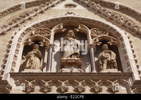 Geformten Figuren an der Fassade der Kathedrale von Zagreb in Kroatien. Stockfoto