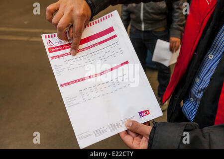 Paris, Frankreich. 13. Juni 2014. Der Streik der französischen Staatsbahn tritt seinen vierten Tag. Reisende sind gezwungen, auf Nachrichten warten auf ihre Züge mit mehreren Stornierungen am Gare Montparnasse, Paris, Frankreich. Stockfoto