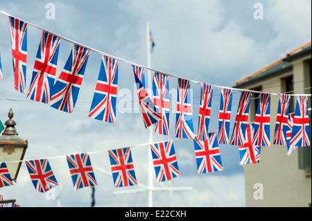 Union Jack Bunting flattern vor einem blauen Himmel an einem Sommertag. Stockfoto