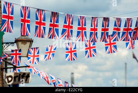 Union Jack Bunting flattern vor einem blauen Himmel an einem Sommertag. Stockfoto