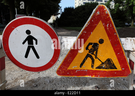 Männer bei der Arbeit und keine Fußgänger Anzeichen in Zagreb, Kroatien. Stockfoto