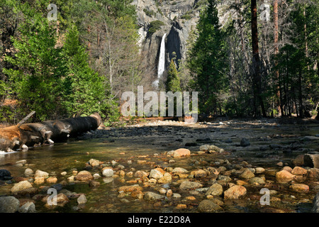 Kalifornien - Lower Yosemite Falls und Yosemite Creek im Yosemite National Park. Stockfoto