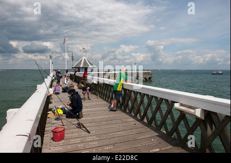 Familien Angeln aus Yarmouth Pier auf der Isle Of Wight, England. Stockfoto