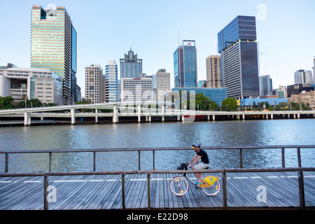 Brisbane Australien CBD, Victoria Bridge, Southbank, Skyline der Stadt, Wolkenkratzer, Gebäude, Männer, Männer, Fahrrad, Radfahren, Reiten, Radfahren, Fahrer, Reiten, CityCycl Stockfoto