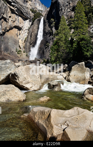 Kalifornien - Lower Yosemite Falls und Yosemite Creek im Yosemite National Park. Stockfoto