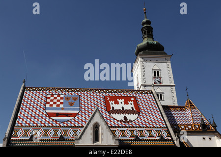 Das Ziegeldach von der St.-Markus-Kirche in Zagreb, Kroatien. Stockfoto