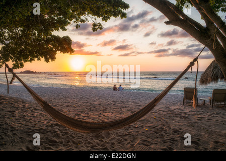 Sonnenuntergang am Strand mit Hängematte in Punta Mita, Mexiko. Stockfoto