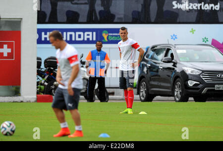 Porto Seguro, Brasilien. 13. Juni 2014. Granit-Qualifikationsspiel (hinten) gesehen während einer Trainingseinheit der Schweizer Fußball-Nationalmannschaft am "Estadio Municipal" bei der FIFA WM 2014 in Porto Seguro, Brasilien, 13. Juni 2014. Foto: Thomas Eisenhuth/Dpa/Alamy Live News Stockfoto