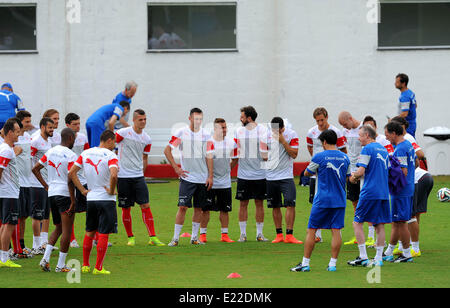 Porto Seguro, Brasilien. 13. Juni 2014. Spieler von Team Schweiz mit Coach Ottmar Hitzfeld (r) während einer Trainingseinheit der Schweizer Fußball-Nationalmannschaft am "Estadio Municipal" bei der FIFA WM 2014 in Porto Seguro, Brasilien, 13. Juni 2014. Foto: Thomas Eisenhuth/Dpa/Alamy Live News Stockfoto