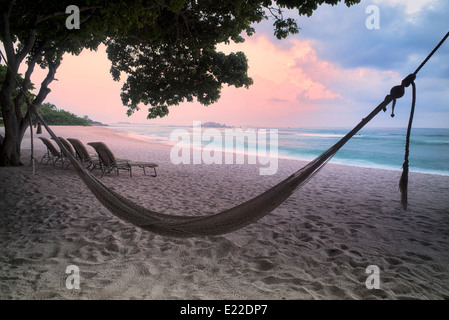 Sonnenuntergang am Strand mit Hängematte in Punta Mita, Mexiko. Stockfoto