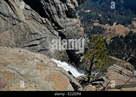 CA02201-00... Kalifornien - mit Blick auf Yosemite Valley aus dem Kamm des oberen Yosemite Falls im Yosemite National Park. Stockfoto