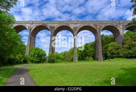 The13 span viktorianischen Eisenbahnviadukt auf dem Gelände des Porthkerry Country Park Barry Vale von Glamorgan South Wales Stockfoto