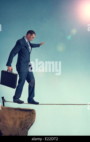 Geschäftsmann ausgehend auf einem Seil balancieren Stockfoto