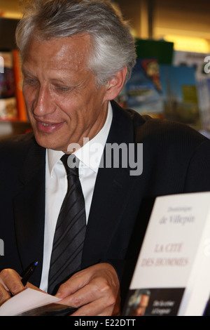 Der ehemalige französische Premierminister Dominique de Villepin Unterzeichnung Exemplare seines Buches in einer Buchhandlung, Rhône, Rhône-Alpes, Lyon, Frankreich. Stockfoto